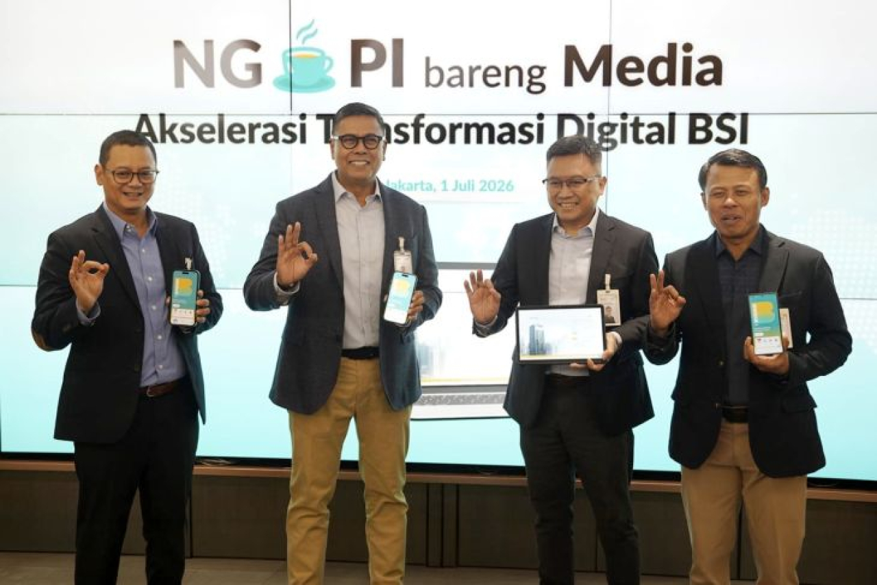Dirut BSI Anggoro Eko Cahyo (dua dari kiri) didampingi Direktur IT BSI Muharto Hadi Suprapto SEVP IT BSI Saut Parulian Saragih dan an SEVP Digital Banking BSI M. Misbahul Munir