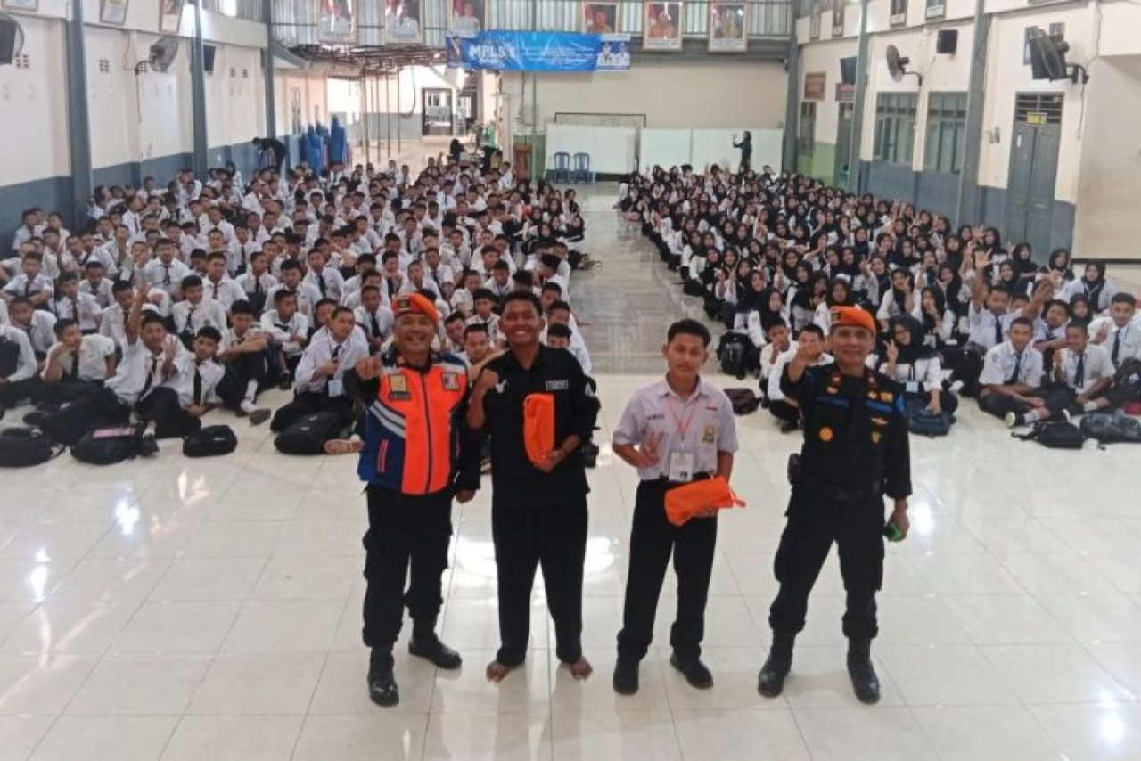 Kegiatan edukasi dan sosialisasi keselamatan di perlintasan sebidang yang menyasar para siswa secara langsung di lingkungan sekolah