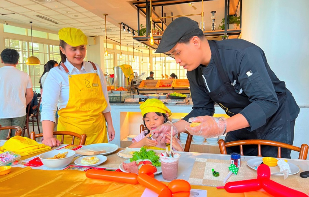  Kampi Hotel Tunjungan Surabaya menghadirkan pengalaman menginap yang lebih ramah keluarga melalui program Kids Activity