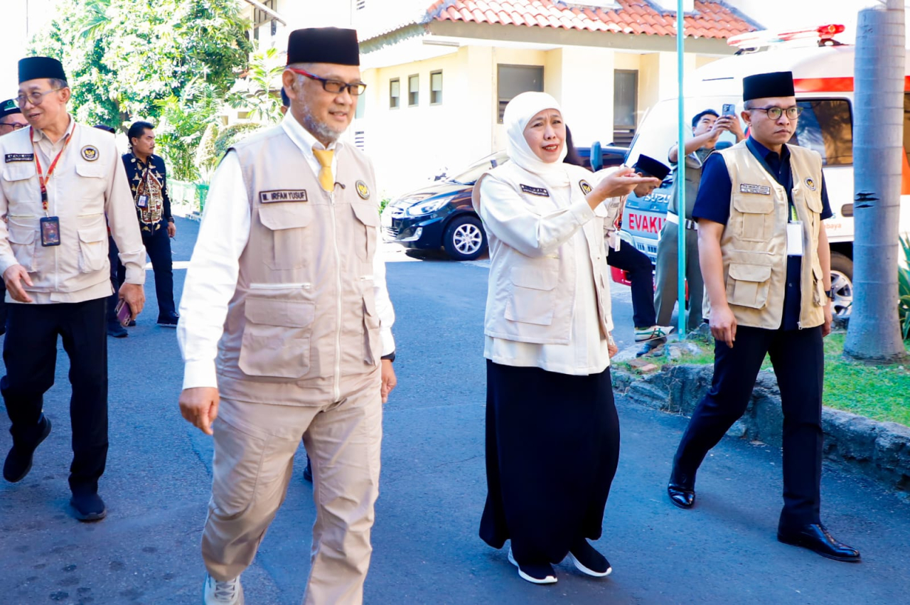 Gubernur Jawa Timur Khofifah Indar Parawansa bersama Menteri Haji dan Umrah Republik Indonesia Mochamad Irfan Yusuf