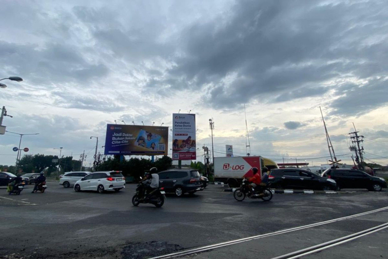 Perlintasan sebidang kereta api, di kawasan simpang Mengkreng, Kabupaten Kediri.