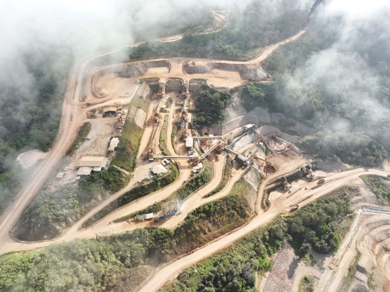 Proyek Porfiri Tembaga-Emas Gua Macan, suatu endapan yang ditemukan melalui kegiatan eksplorasi Perseroan di kawasan mineral Tujuh Bukit