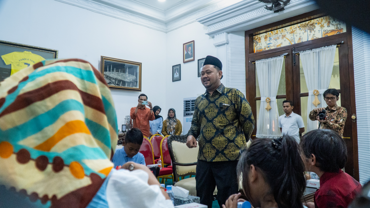 Bupati Gresik Fandi Akhmad Yani saat menyapa anak pekerja migran asal Gresik yang baru tiba dari Malaysia