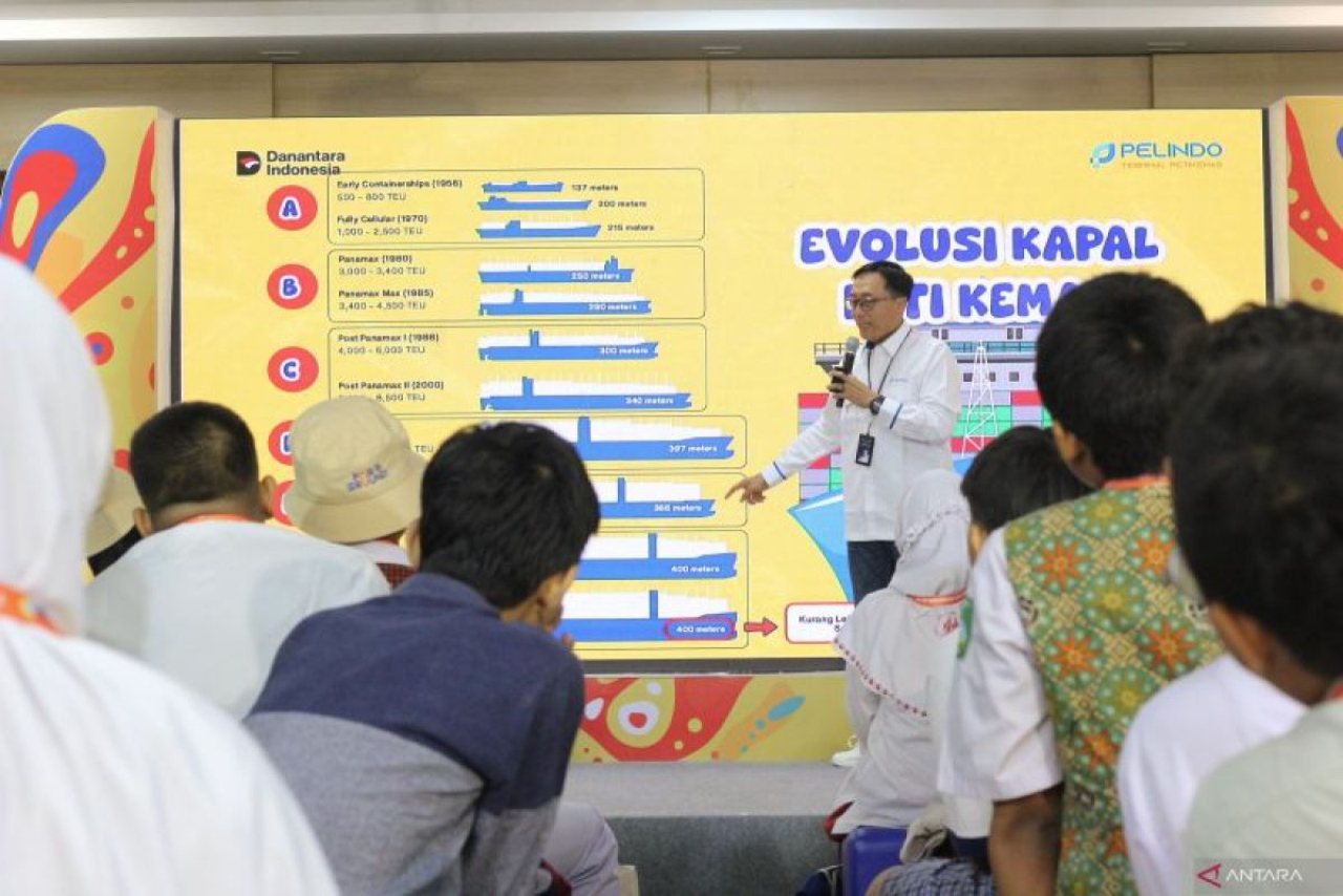 Corporate Secretary PT Pelindo Terminal Petikemas, Widyaswendra menjadi guru bagi pelajar dalam program Portground