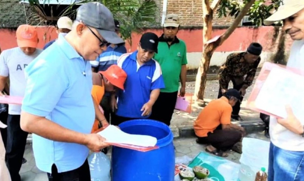  Pemerintah Kabupaten (Pemkab) Magetan, Jawa Timur mengembangkan pembuatan pupuk organik cair di kalangan petan