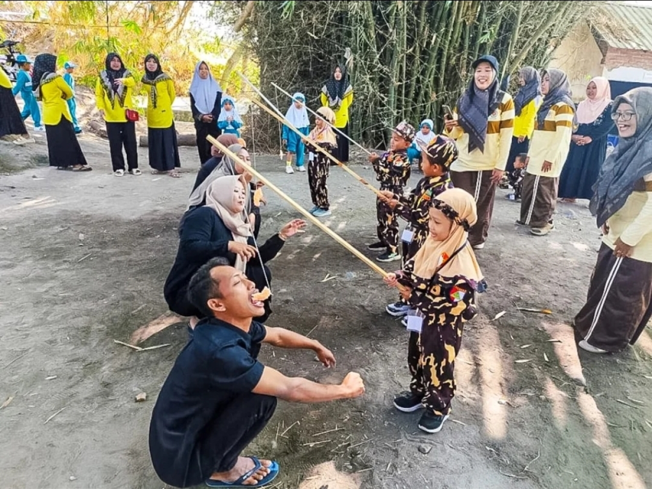 Masa Pengenalan Lingkungan Sekolah (MPLS) Tahun Ajaran 2026/2027 di kawasan Wisata Sumber Tiyo, Desa Tempeh Tengah, Kecamatan Tempeh.