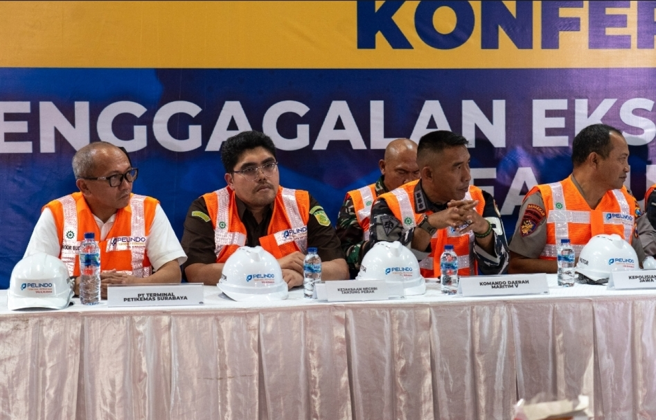Direktur Operasi PT Terminal Petikemas Surabaya bersama Kejaksaan Polri dan TNI dalam konferensi pers di Surabaya