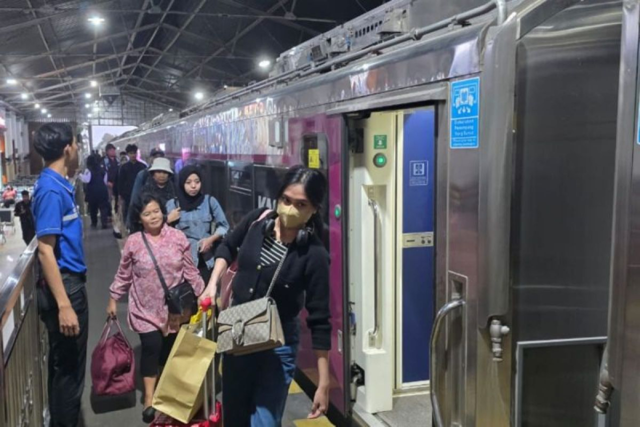 Penumpang ka di Stasiun SIdoarjo
