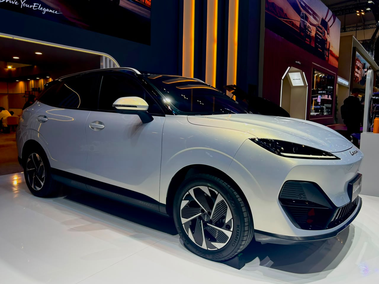 LEPAS E4 EV resmi meluncur di GIIAS 2026. Jarak tempuh 600 km, baterai 67 kWh, harga Rp339 juta. Foto: Lepas Indoensia