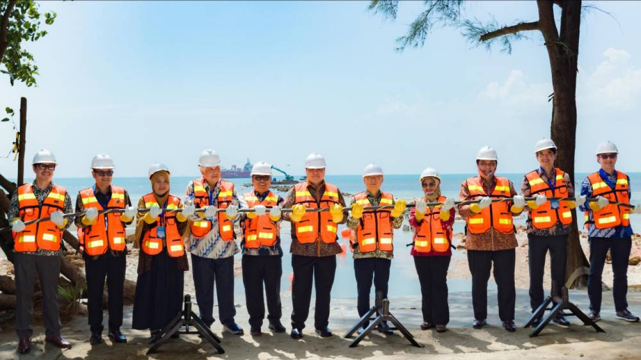 Prosesi simbolis pendaratan kabel bawah laut Nongsa Changi Cable (NCC) di Batam, Senin (20/7)