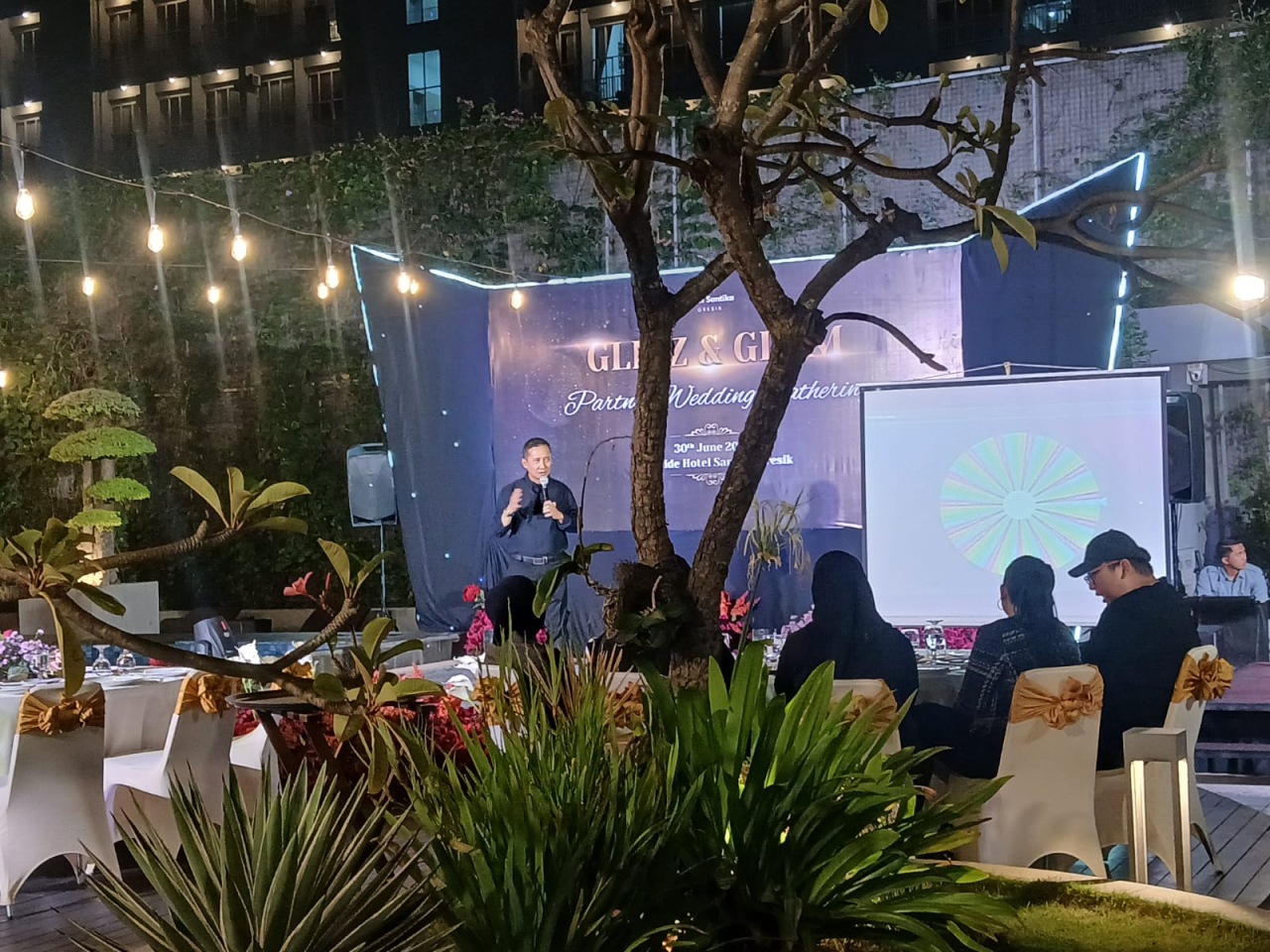 Kegiatan Partner Wedding Gathering bertajuk "Glitz & Glam" yang digelar di area Poolside Damar Kurung Restaurant Hotel Santika Gresik