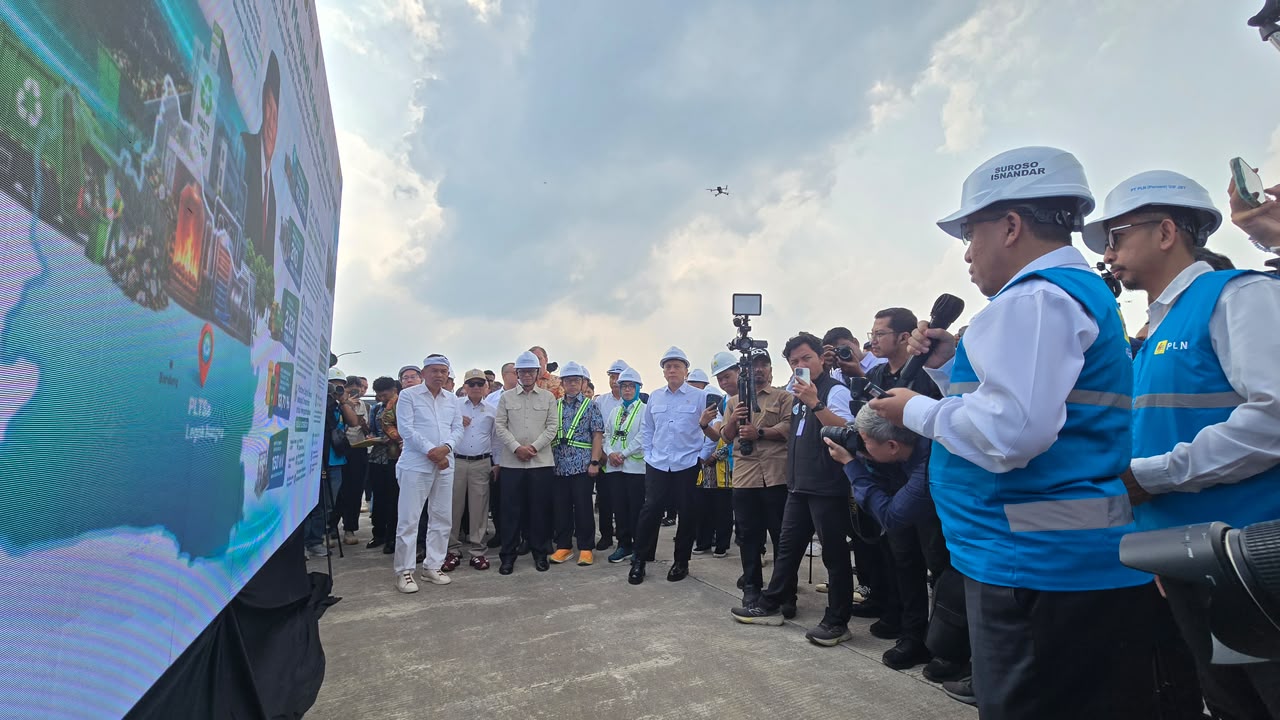 Wakil Menteri Energi dan Sumber Daya Mineral, Yuliot (depan kedua dari kiri) bersama Gubernur Jawa Barat, Dedi Mulyadi (depan kiri) menyimak pemaparan materi walking gallery dari Direktur Manajemen Pr