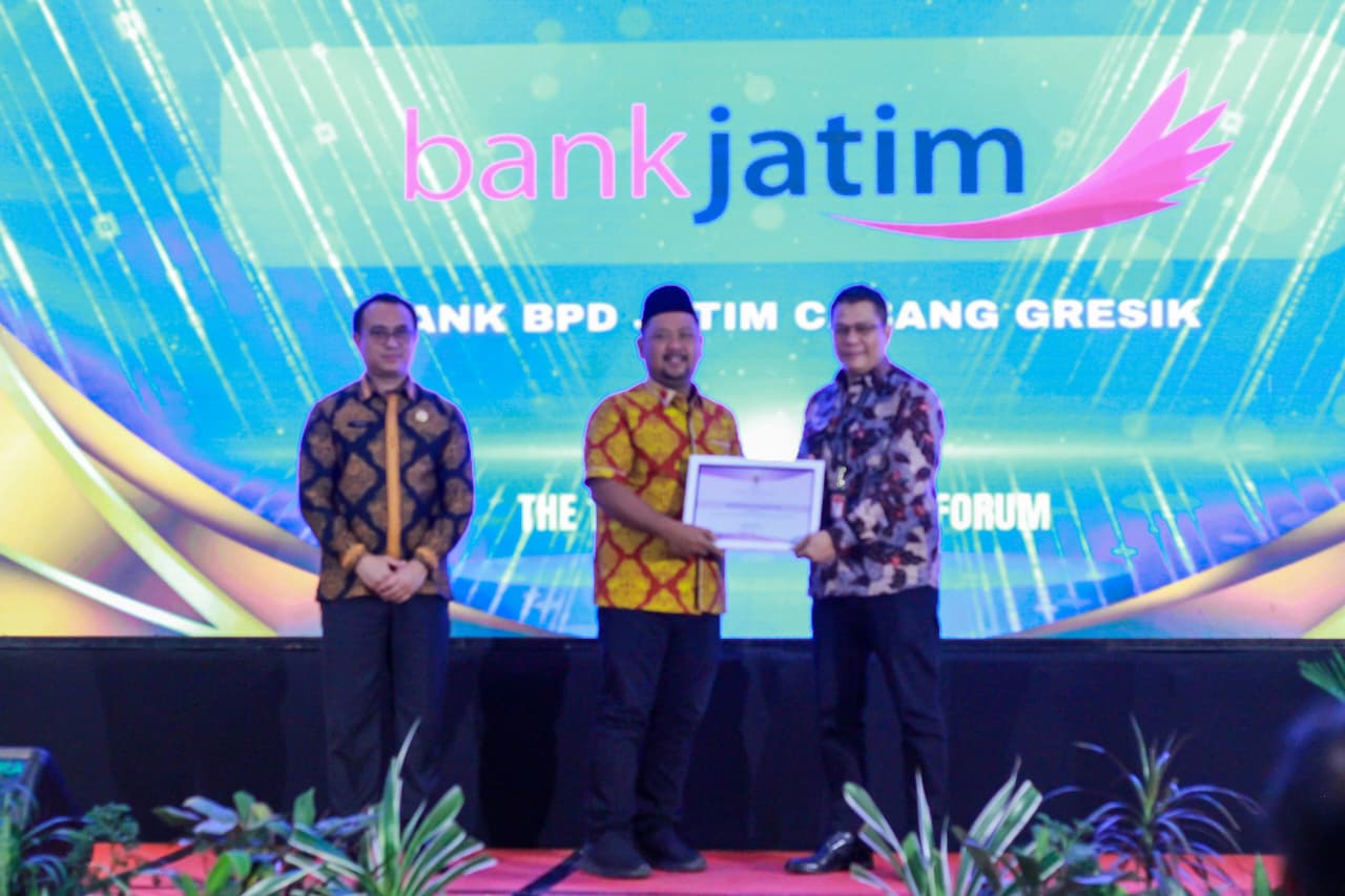 Penghargaan diserahkan Bupati Gresik Fandi Akhmad Yani kepada Pemimpin Bank Jatim Cabang Gresik, Abdullah Basid.