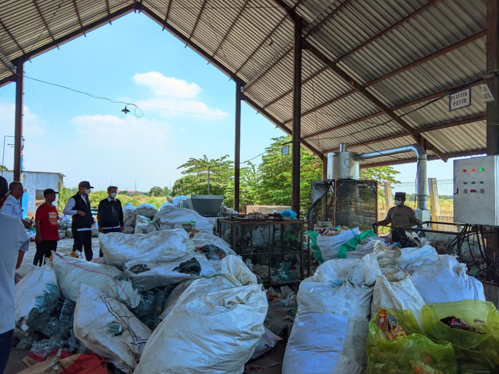 Bupati Lamongan, Yuhronur Efendi, meninjau langsung operasional Tempat Pengolahan Sampah Terpadu (TPST) dan Tempat Pemrosesan Akhir (TPA) Tambakrigadung