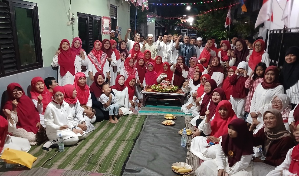Keguyuban warga Perumahan Giri Asri RT 4 RW 02 Kelurahan Ngargosari Kecamatan Kebomas Gresik dalam malam tirakatan HUT RI ke 81