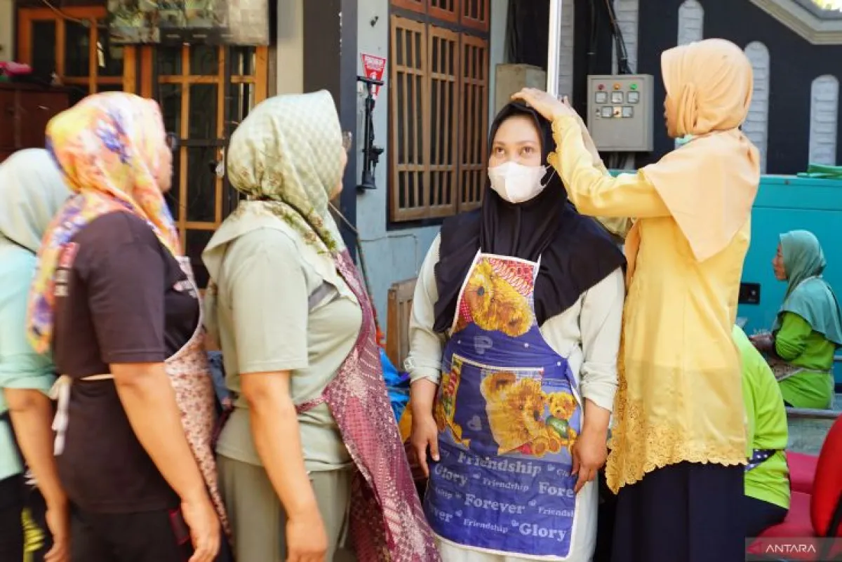 Dinkes Trenggalek menggelar program Cek Kesehatan Gratis (CKG) bagi ratusan buruh pabrik rokok di Desa Gembleb, Kecamatan Pogalan