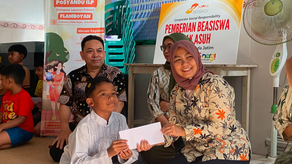 Perwakilam MPM Honda Jatim Azizah (Kanan) saat menyerahkan beasiswa secara simbolis