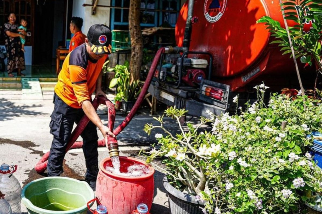 Armada truk tangki disiapkan BPBD Kota Madiun untuk sarana penyaluran bantuan air bersih