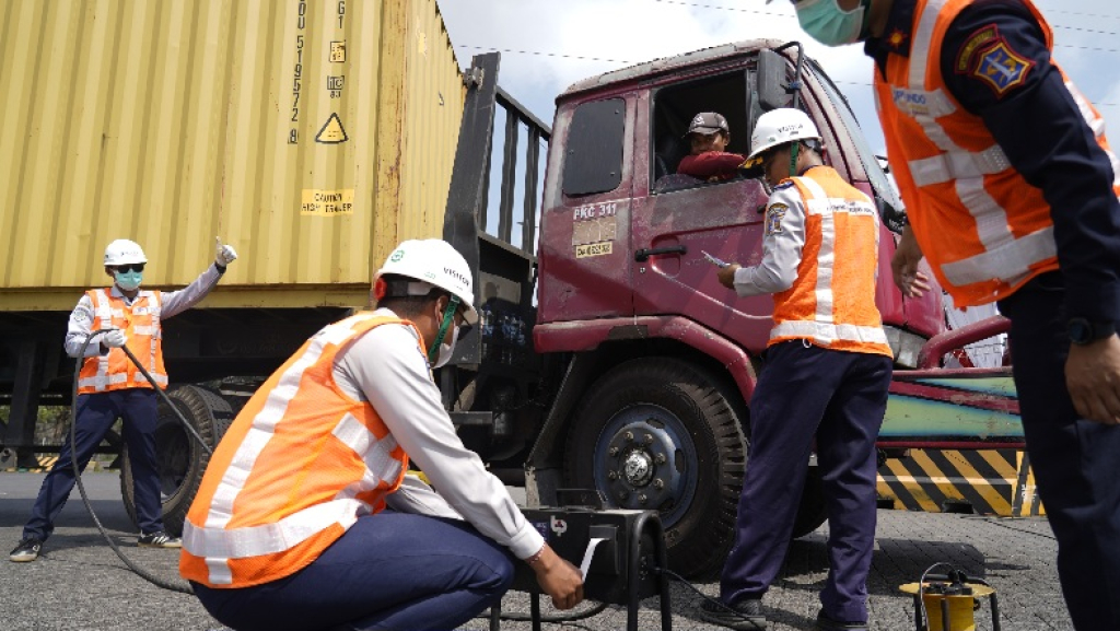 Pelindo Group Gelar Uji Emisi Kendaraan di Terminal Petikemas Surabaya