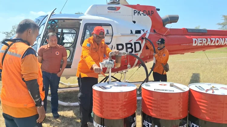 BPBD Jatim Lakukan Water Bombing dengan Helikopter untuk Padamkan Karhutla Gunung Arjuno