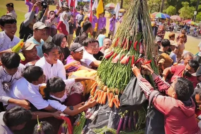 Warga Kota Madiun Antusias Ikuti Gerebeg Maulid Nabi, Rebutan Isi Gunungan Jadi Puncaknya