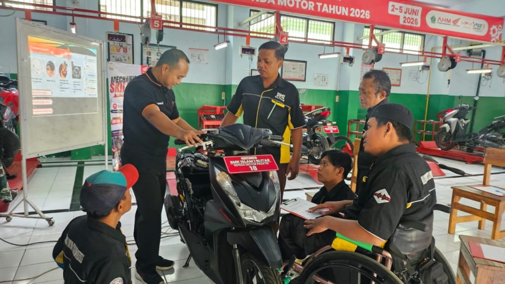 SMKS Islam 1 Kota Blitar melalui pelatihan mekanik dasar bagi enam anggota Disabilitas Motor Indonesia (DMI) Blitar