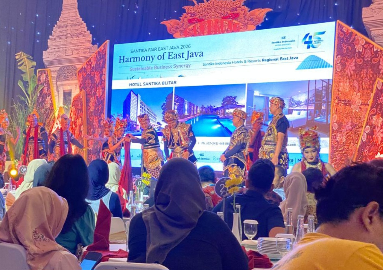 Para General Manager hotel Santika di Jawa Timur tampil mengenakan busana khas Banyuwangi dinacara Santika Fair East Java 2026