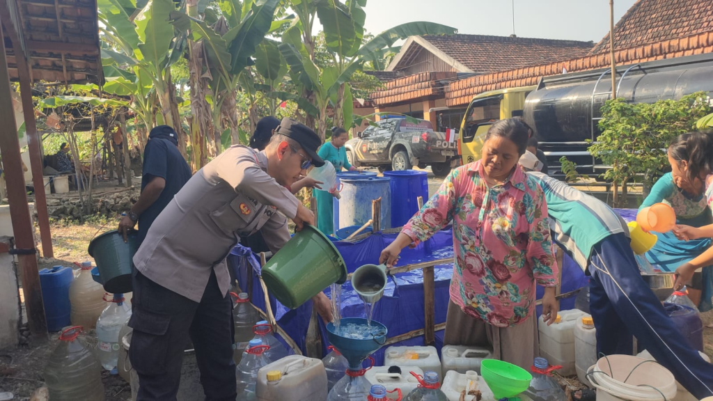 Warga Bondol Dapat Guyuran 8.000 Liter Air Bersih dari Polres Bojonegoro