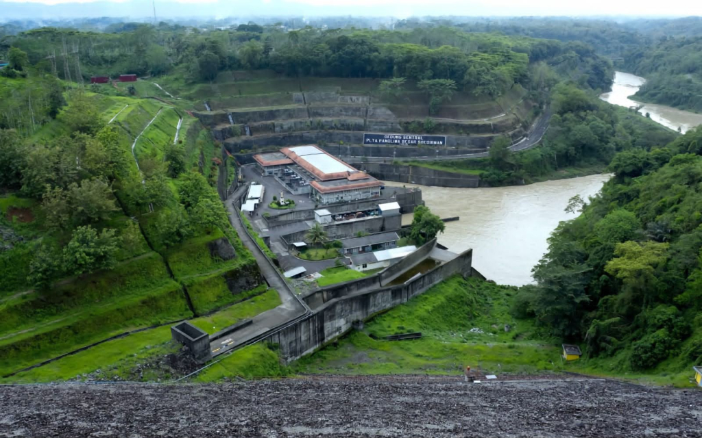 Tampak Pembangkit Listrik Tenaga Air (PLTA) Mrica dengan kapasitas 180 megawatt (MW) yang berada di Kabupaten Banjarnegara, Jawa Tengah. PLTA yang berdiri sejak tahun 1988