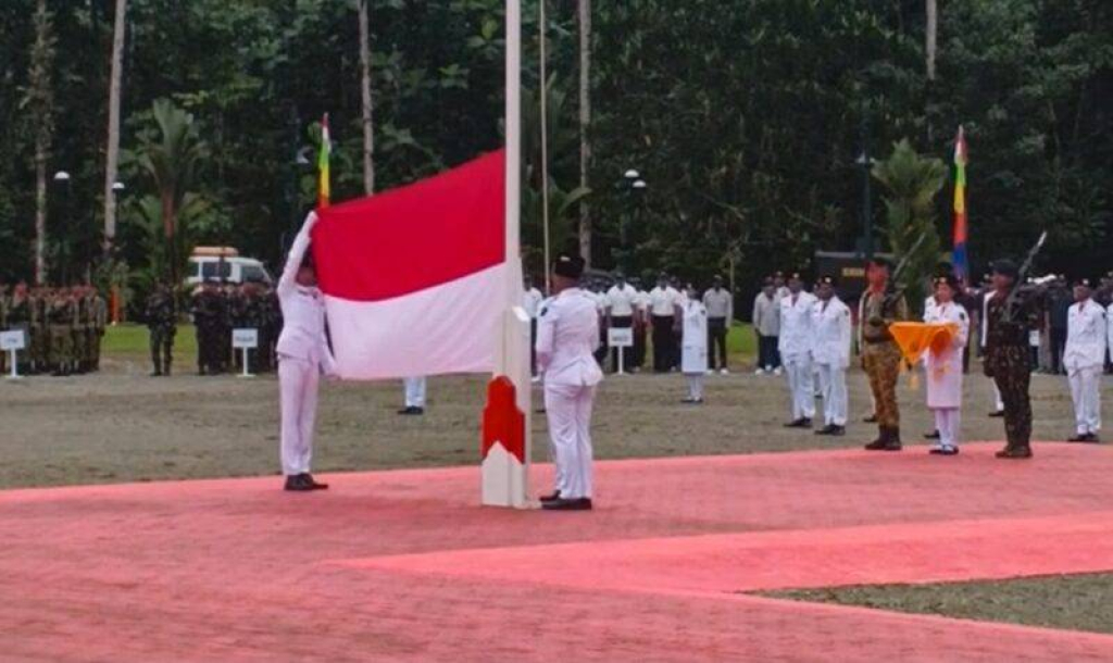 Pasukan Pengibar Bendera (Paskibra) menaikkan bendera merah putih dalam upacara yang digelar PT Freeport Indonesia di Kuala Kencana Papua