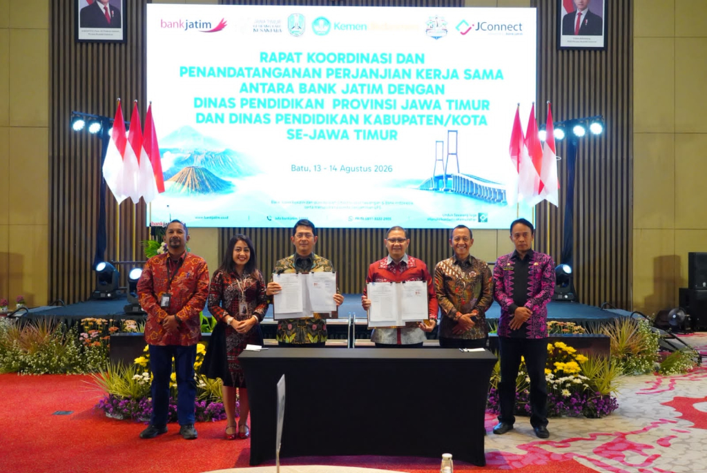 Penandatanganan PKS dilakukan oleh Direktur Utama Bank Jatim Winardi Legowo dan Kepala Dinas Pendidikan Provinsi Jawa Timur Aries Agung Paewai di Batu