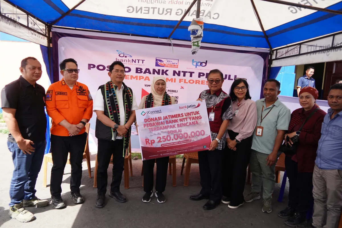 Pemprov Jatim bersama Bank Jatim Salurkan Bantuan Sosial untuk Masyarakat Terdampak Bencana di NTT