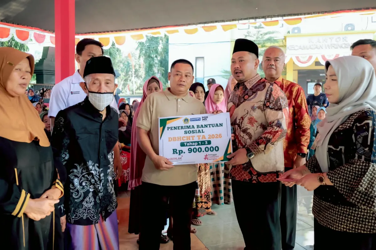 Salurkan BLT DBHCHT di Wringinanom, Bupati Gresik Ajak Warga Sampaikan Aspirasi