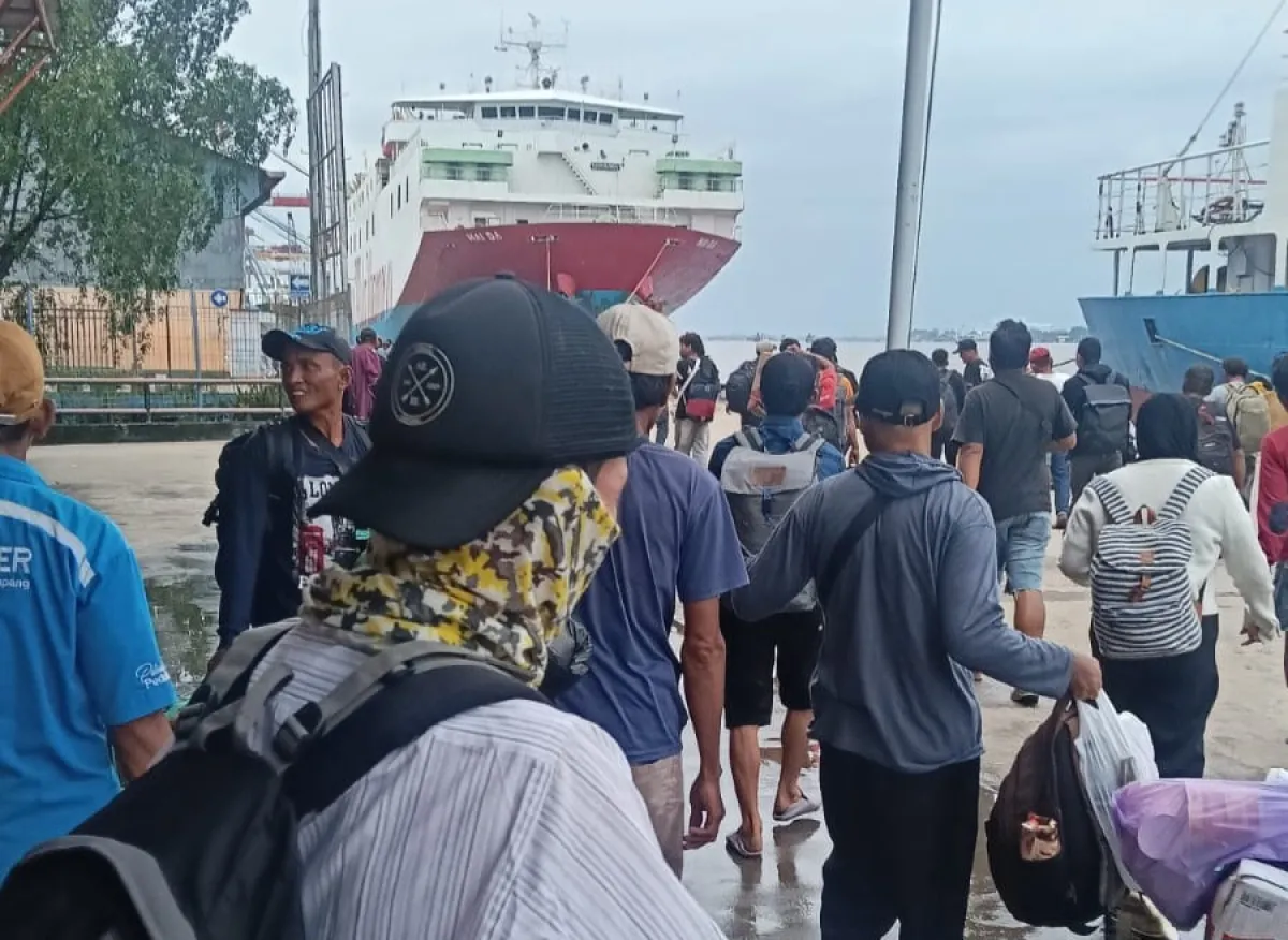 Kabut Asap Menyelimuti Banjarmasin, Operasional Pelabuhan Trisakti Tetap Berjalan Normal