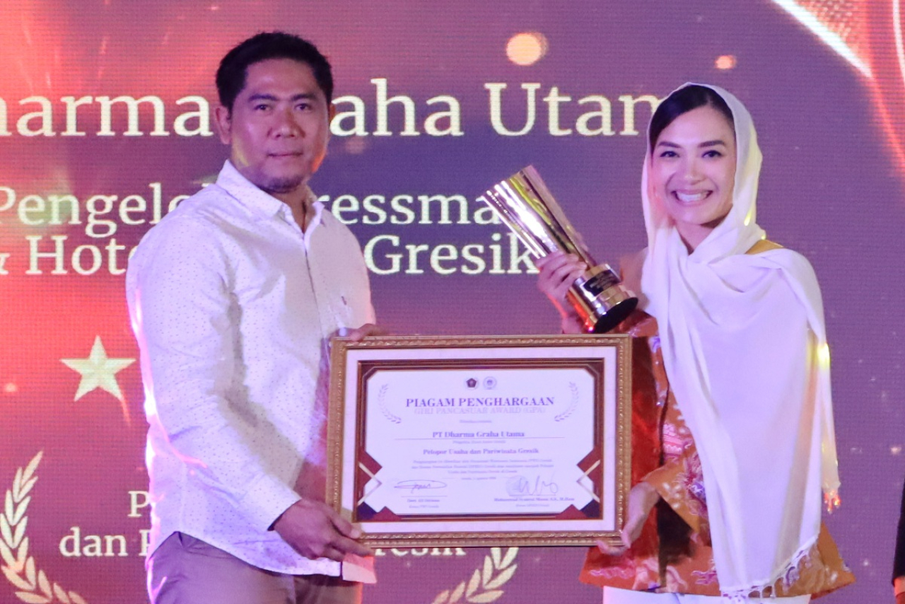 Direktur Sales & Marketing PT Dharma Graha Utama, Ika Putri Widyaningtyas saat menerima penghargaan GPA 2026 yang diserahkan Wakil Ketua DPRD Gresik Lutfi Dawam