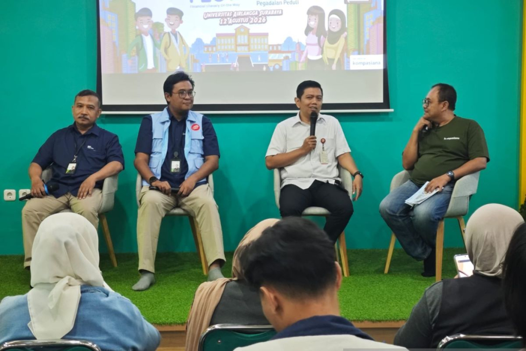 Direktur Jaringan dan Operasi Pegadaian Eka Pebriansyah di Kampus Universitas Airlangga, Surabaya,