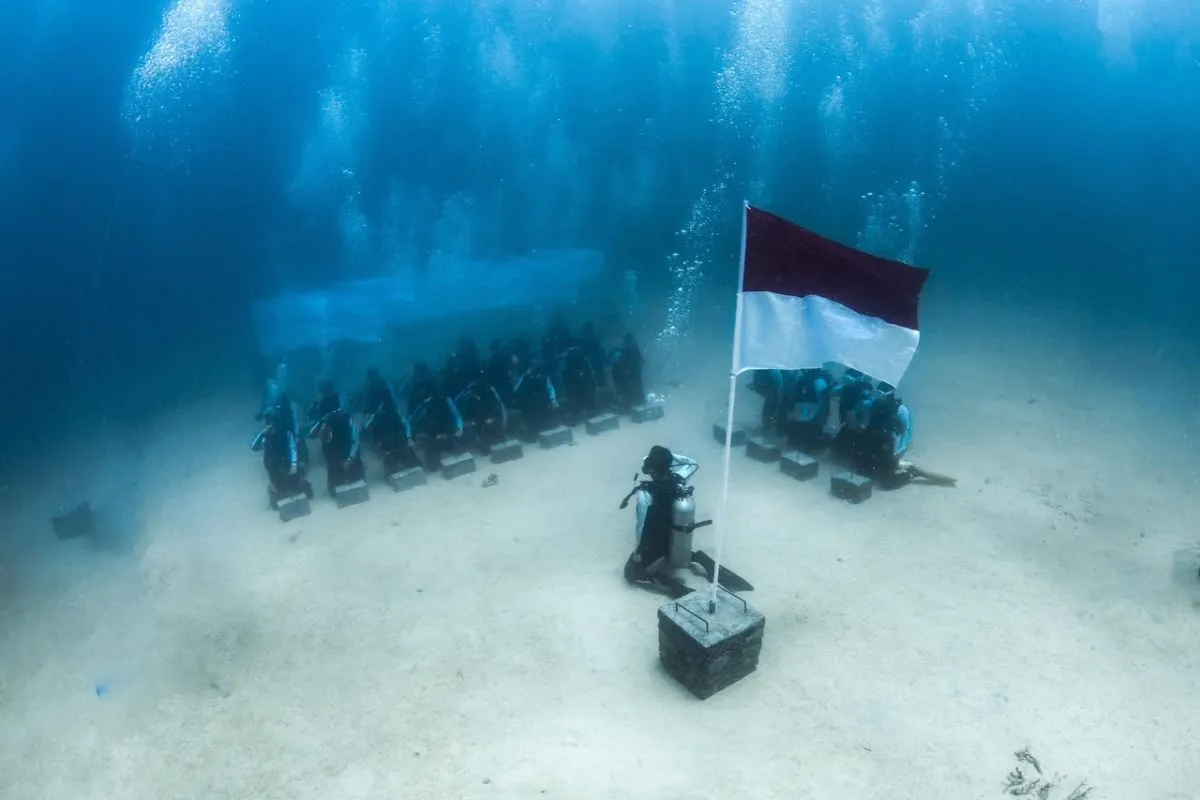 PTK Kibarkan Bendera Merah Putih di Bawah Pantai Pulisan Laut Sulut