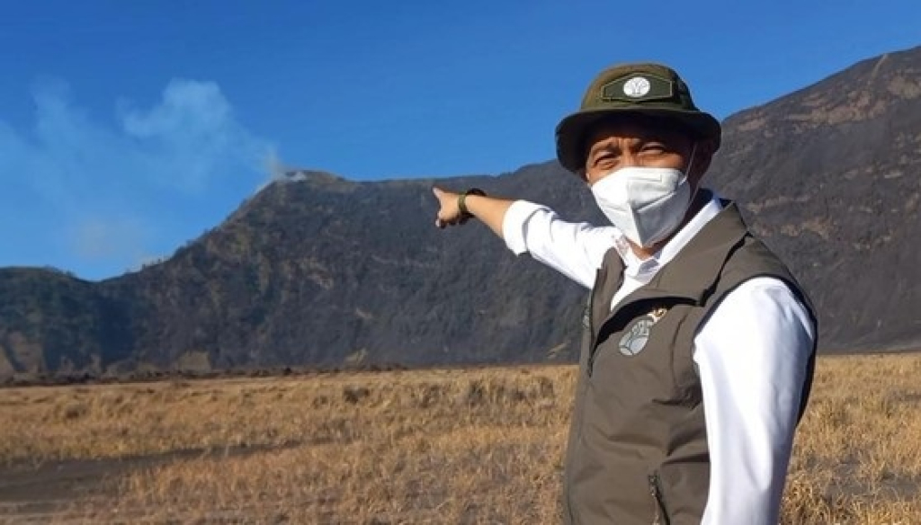 Menteri Kehutanan Raja Juli Antoni di Gunung Bromo