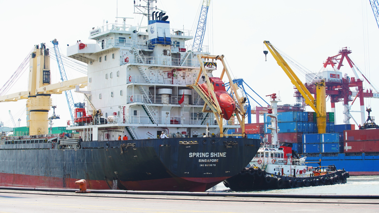 PT Terminal Teluk Lamong Tambah E-RTG di TPK Nilam, Perkuat Layanan Ramah Lingkungan