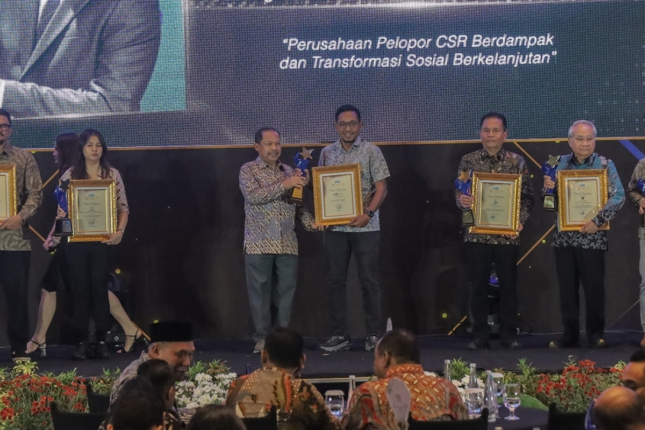 Penghargaan tersebut diserahkan Direktur Radar Surabaya, Lilik Widiantoro, kepada Admin & Relations Manager Cargill Indonesia, Adi Suprayitno