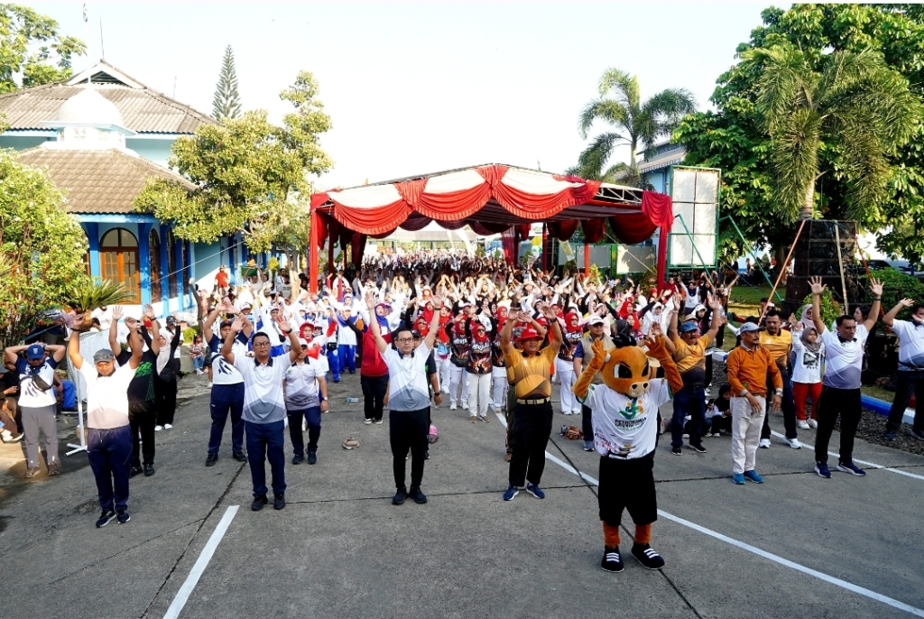 Ribuan peserta yang mengikuti jalan sehat bersama PT Petrokimia Gresik (Persero)