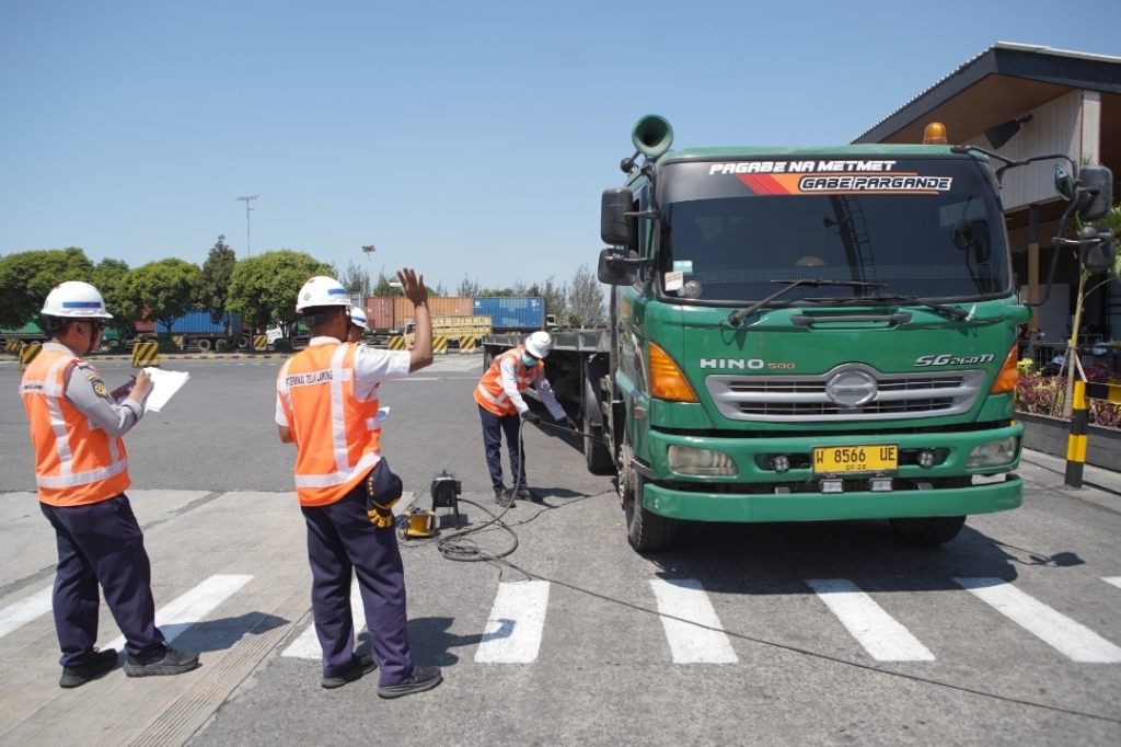 Pelindo Terminal Petikemas dan Pelindo Regional 3 Gelar Uji Emisi di TTL dan TPS