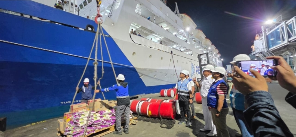 Bantuan tersebut diberangkatkan menggunakan kapal milik PT PELNI, MV Tidar, pada Minggu malam