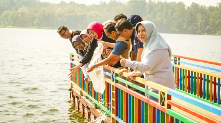 Pemkab Lumajang Tebar 100 Ribu Benih Ikan di Ranu Klakah