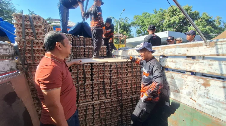 8,7 Ton Telur Ayam Bantuan Peternak Blitar Dikirim ke Korban Gempa NTT