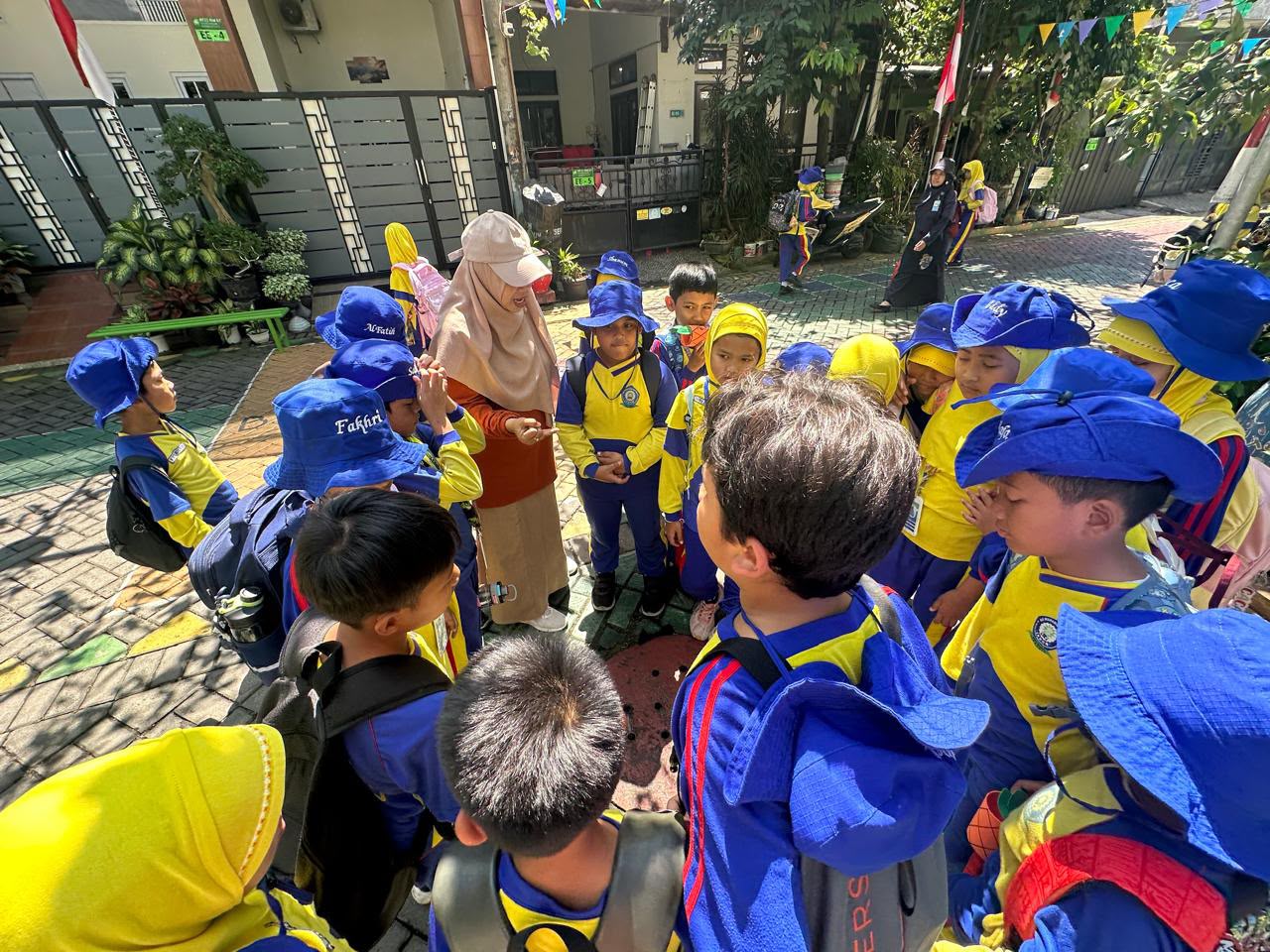 Kegiatan Explorer Day yang diikuti 107 siswa kelas IV SD Muhammadiyah 3 Ikrom, Sidoarjo, di Kampung Edukasi Sampah (KES) Sekardangan