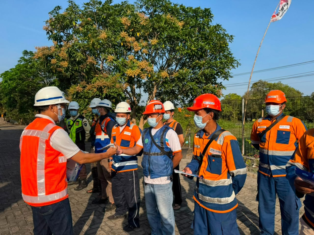 Kabut Asap Karhutla Kepung Sampit, Pelindo Bagikan Masker untuk Pekerja dan Warga