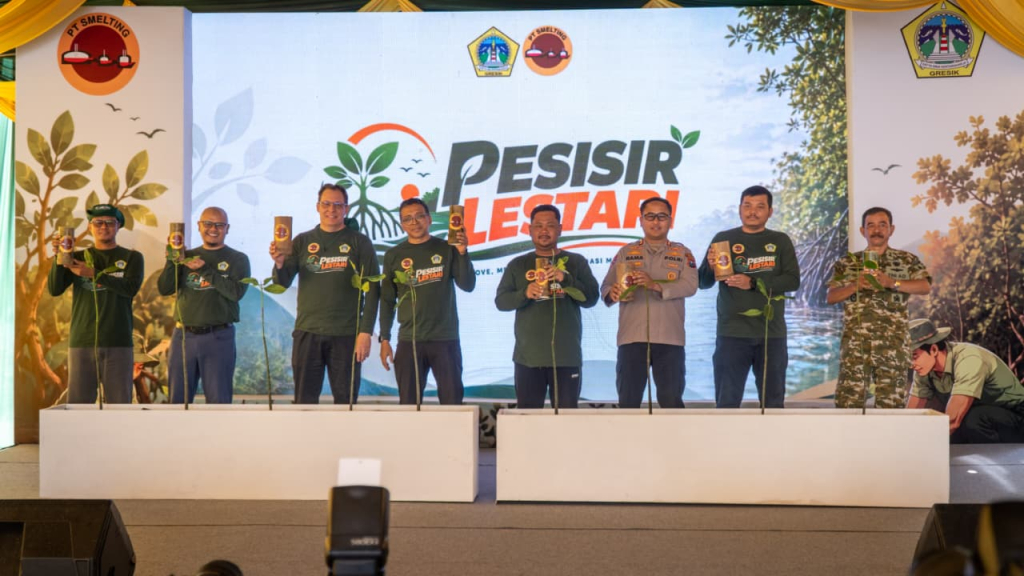 Kolaborasi Pemkab Gresik dengan PT Smelting Kick Off Program Pesisir Lestari Tanam 10.000 Mangrove