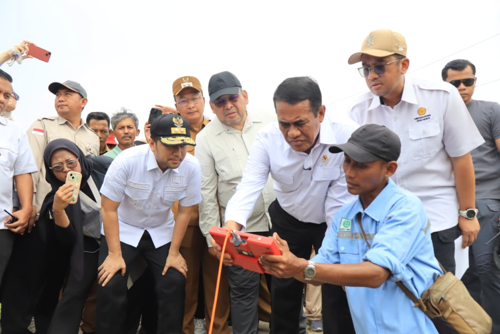 Mentan Amran Dorong Akses Alsintan bagi Buruh Tani, Gresik Dapat Dukungan Traktor dan Irigasi