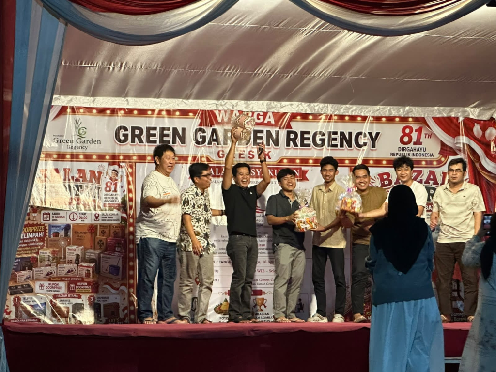 MERIAH : Kemeriahan warga perumahan Green Garden saat pembagian hadiah dalam malam tirakatan yang digelar menyambut HUT RI